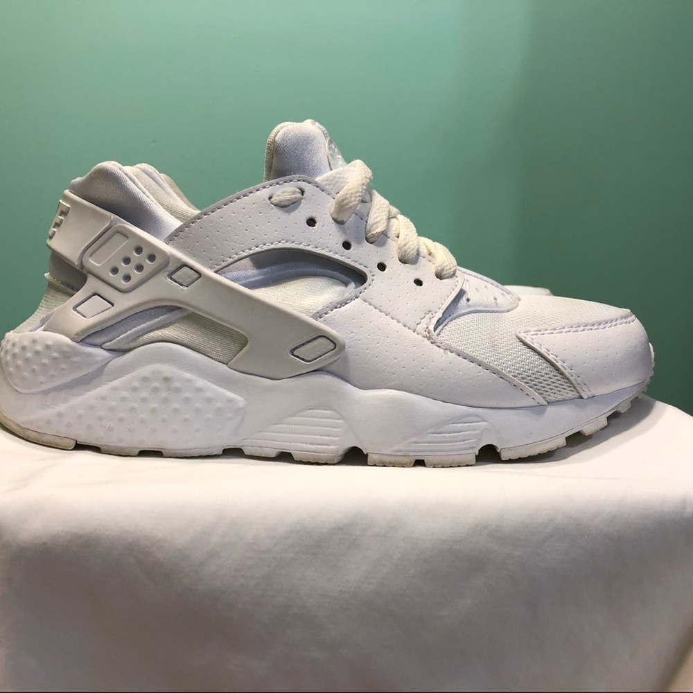 WHITE NIKE HUARACHES
